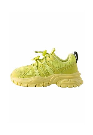 Limegrön atletiksneaker med ovandel i mesh, gummisula och texturerade detaljer. Har justerbara snörningar och en svart hälflik.