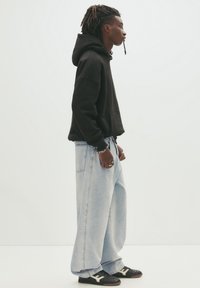 PULL&BEAR BAGGY LOOSE - Džíny Straight Fit - light blue denim