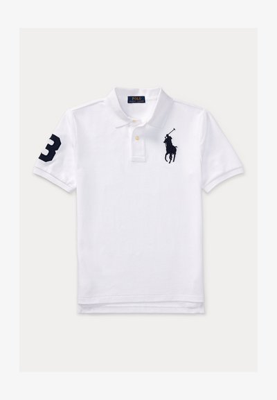 Weißes kurzärmliges Poloshirt mit zwei Knöpfen, marineblau besticktem Pferde- und Reiterlogo auf der Brust und navyfarbener Nummer 3 am rechten Ärmel.