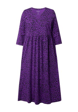Lilla kjole med leopardprint mønster, der har V-hals, trekvartærmer og et svajet, samlet skørt design.