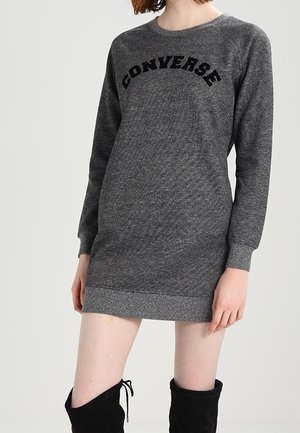 Grijze sweatshirtjurk van een zachte stof, met een zwart "CONVERSE"-logo op de borst en lange mouwen. Zoom met trekkoorddetail.