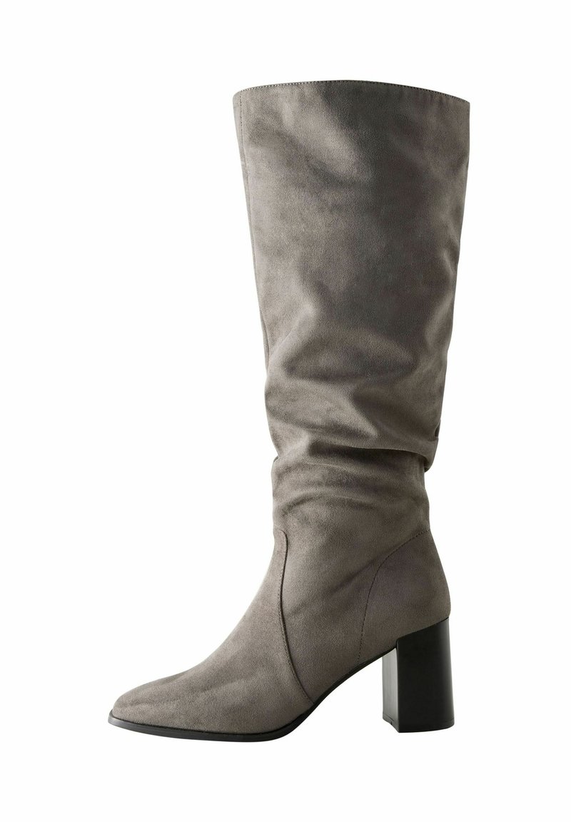 Graue Wildleder kniehohe Stiefel mit einem lässigen Design, spitzer Zehe und einem massiven schwarzen Blockabsatz. Glatte Textur mit sichtbaren Nähdetails.