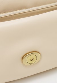 COACH COVERED CLOSURE PILLOW TABBY SHOULDER - Handbag - ivory