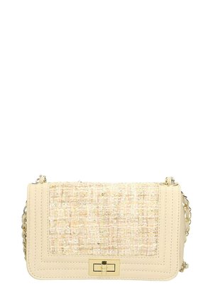 Sac bandoulière beige avec un devant tissé texturé, matériel doré poli et une chaîne en bandoulière. Côtés en cuir lisse avec des accents cousus.