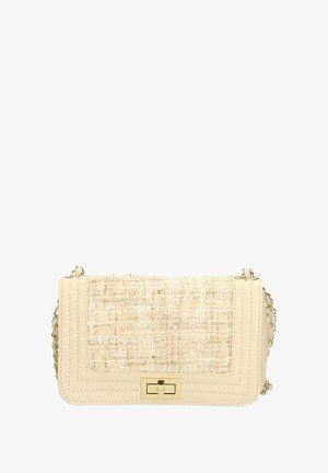 Beige schoudertas met een gemêleerde geweven voorkant, gepolijste gouden hardware en een kettingriem. Gladde leren zijkanten met gestikte accenten.