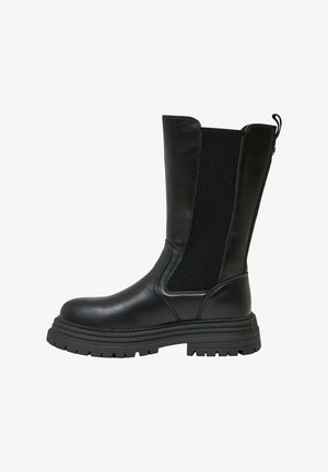 Czarny botek sięgający kostki, wyróżniający się gładką skórzaną powłoką, elastycznymi bocznymi panelami, masywną podeszwą oraz wysoką cholewką z uchwytem.