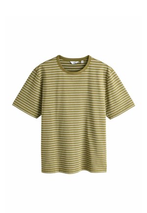 Krátky rukáv, olivovo zelené a béžové pásikavé tričko s okrúhlym výstrihom a malými perforovanými bodkami na prúžkoch, zobrazené položené na bielom pozadí.