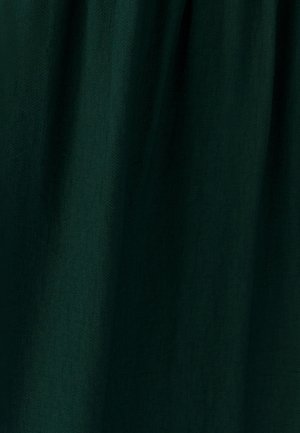 Tissu vert foncé texturé, avec un léger éclat et un tombé élégant, présentant une finition lisse et une apparence douce, idéal pour les vêtements ou la tapisserie.