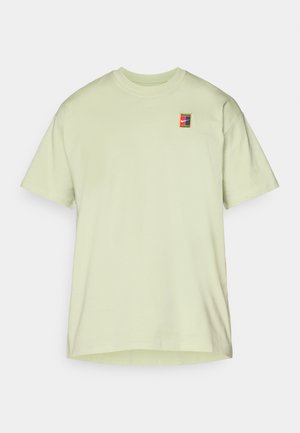 T-shirt en coton vert clair à manches courtes, col rond et petite étiquette logo multicolore sur la poitrine gauche.