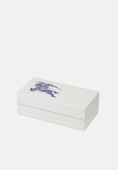 Weißer rechteckiger Kasten mit einer violetten Illustration eines Ritters zu Pferd, der eine Fahne hält, auf der "PRORSUM" steht, am Deckel.