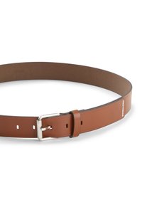 Bruine leren riem met een zilveren metalen gesp, met meerdere verstelgaten en een gladde afwerking. Het merk is subtiel aan de zijkant ingedrukt.