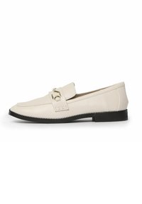 Mocasines de cuero blanco con una suela negra plana, que cuentan con una hebilla decorativa dorada y detalles de costura en la parte superior. Textura suave en general.