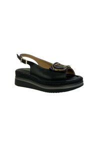 Sandal in finta pelle nera con apertura sulla punta, accento metallico circolare, suola a cuneo nera texturizzata e cinturino regolabile con fibbia.