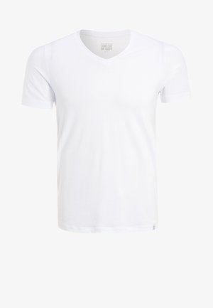 Camiseta blanca de cuello en V hecha de tela suave, con mangas cortas y un dobladillo recto. Etiqueta visible en la parte inferior izquierda.