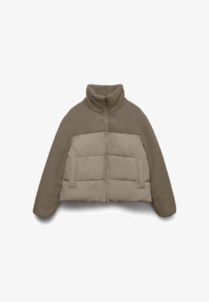 Veste marron en polaire et matelassée avec col montant, fermeture éclair intégrale à l'avant, manches longues et poches latérales, posée à plat sur un fond blanc.