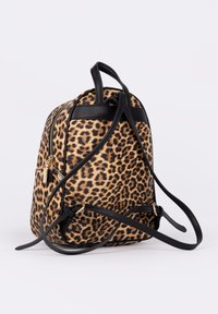 Zaino con stampa leopardata e rifiniture in pelle nera, dotato di tasca frontale con cerniera e spallacci regolabili. Finitura in tessuto testurizzato.