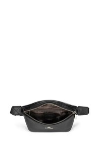 Černá kožená taška s texturovaným povrchem, zipovým uzavíráním a vnitřní kapsou. Disponuje pevnějším popruhem pro nastavitelné možnosti nošení.