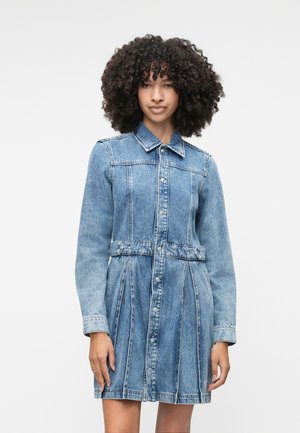 PLEATED DRESS - Robe en jean - mid blue