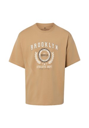 Maglietta a maniche corte color beige con testo bianco "Brooklyn Athletic Dept." e grafica di corona d'alloro sul davanti.