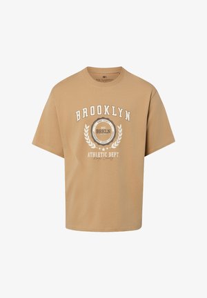 Hellbraunes T-Shirt mit kurzen Ärmeln, weißem "Brooklyn Athletic Dept."-Text und Lorbeerkranz-Grafik auf der Vorderseite.