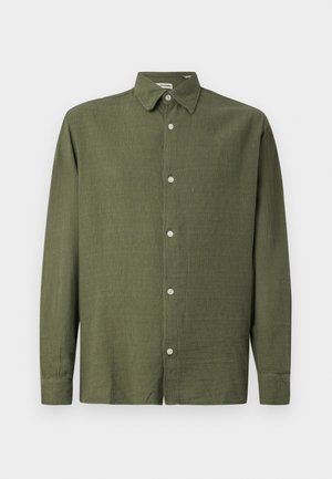 Chemise à manches longues vert olive en tissu texturé. Dotée d'un devant boutonné et d'un col classique, avec cinq boutons le long de la fente.