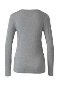 Tylny widok gładkiej, dopasowanej koszuli z długim rękawem w heather gray o prostym okrągłym dekolcie.