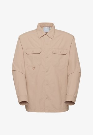 Beige langærmet skjorte med knapper, krave, to frontlommer med klap og en lille ringdetalje på den venstre lomme.