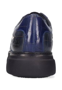 Mörkblå lädersneaker med en strukturerad krokodilmönster, med en svart gummisula och kontrasterande sömmar längs sidorna.