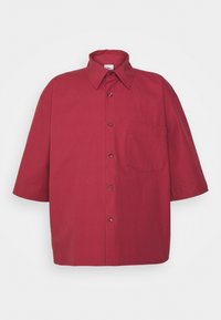 Korte mouwen, bordeauxrode button-up shirt van katoen, met een puntige kraag, een enkele borstzak en een subtiele glans. De knopen zijn donker en rond.