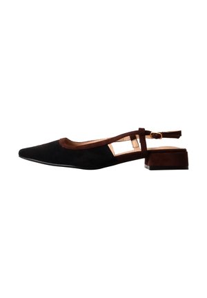 Chaussure slingback noire pointue avec bordure marron foncé, petit talon bloc et bride à boucle dorée sur fond blanc.