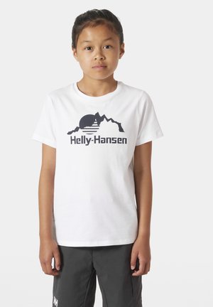 Camiseta de algodón blanca con un gráfico de una montaña negra y un sol, junto con el texto "Helly-Hansen". Mangas cortas y escote redondo.