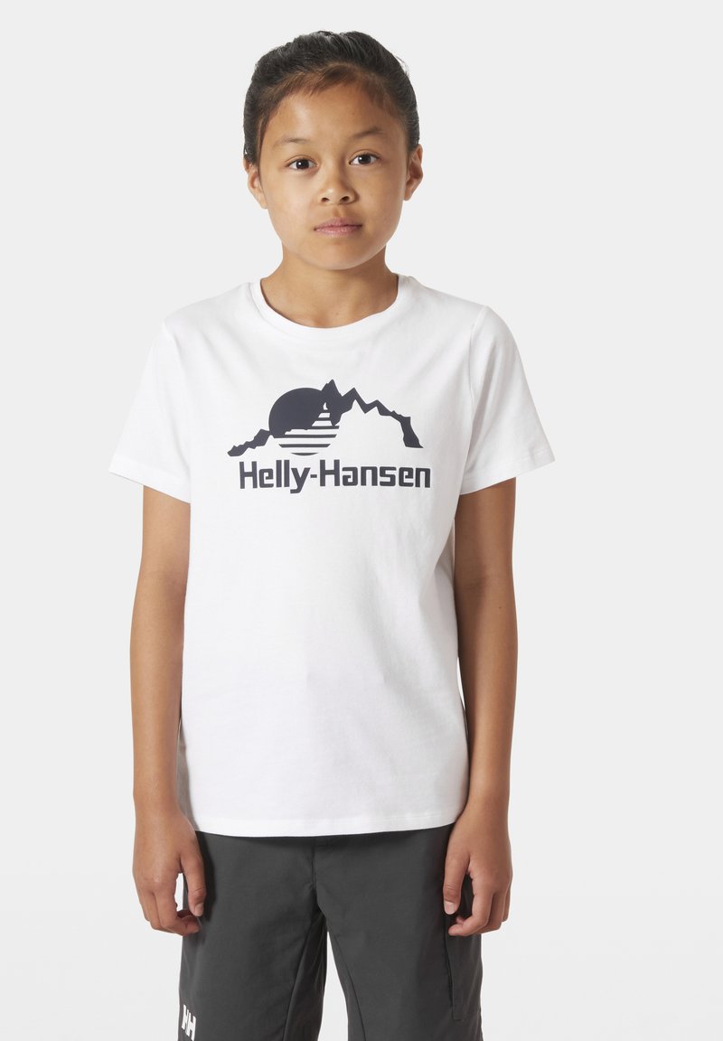Camiseta de algodón blanca con un gráfico de una montaña negra y un sol, junto con el texto "Helly-Hansen". Mangas cortas y escote redondo.