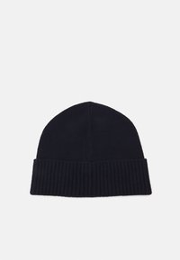 Mørk marineblå lue laget av mykt strikkemateriale, med ribbestrikket mansjett og avrundet topp. Enkel, udekorerte design uten mønstre.