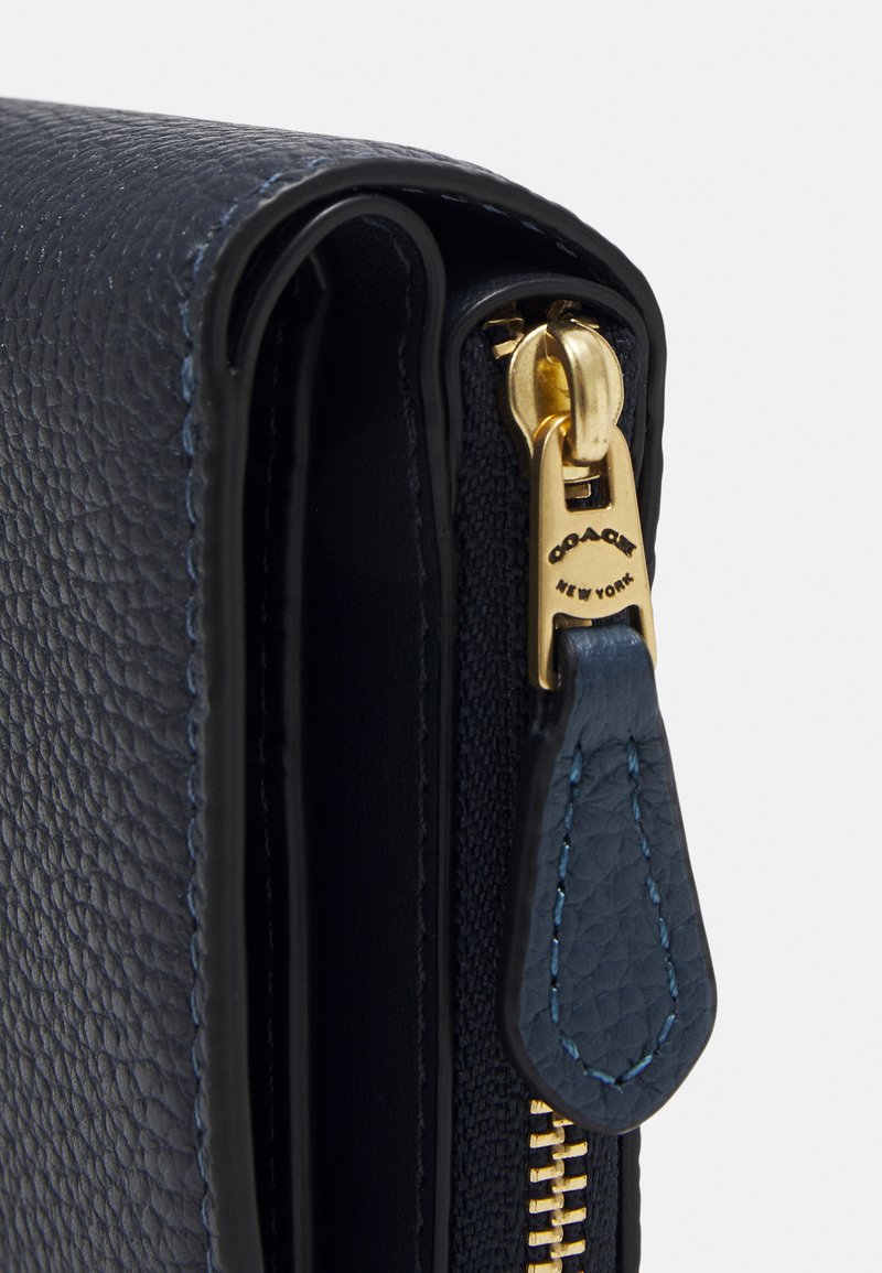 coach billfold wallet