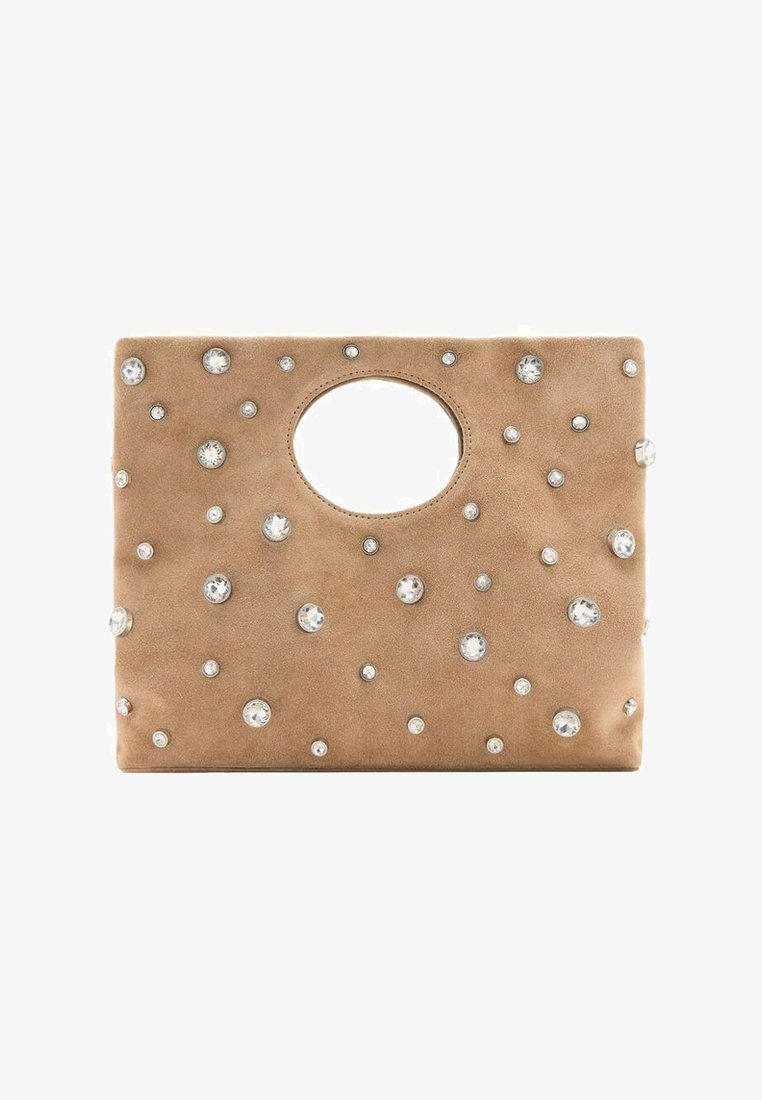 Pochette en daim beige avec une découpe ovale, ornée de cristaux clairs de différentes tailles dispersés sur la surface.