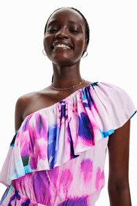 Šaty s jedním ramínkem z lehkého materiálu s barevným květinovým vzorem v růžové, fialové a modré barvě, se žabičkovým detailem na rukávu.