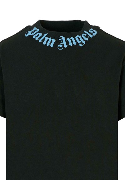 T-shirt noir avec le texte "Palm Angels" en police Old English bleue, courbé autour de l'encolure.
