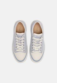 Šedé semišové tenisky s bílou koženou špičkou, světle modrými akcenty a plochými tkaničkami. Obsahují polstrovanou stélku a gumovou podrážku.