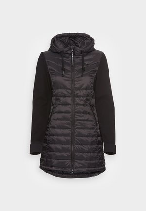 Padded čierny vrchný odev so zipsom na prednej strane, kapucňou a dlhými čiernymi rukávmi. Má prešívanú textúru a bočné vrecká.