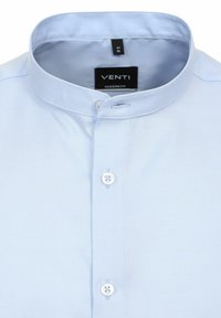 Lichtblauwe, gestructureerde overhemdbloes met een mandarinnek. Kenmerkt zich door witte knopen en een label met de tekst "VENTI MODERN FIT."