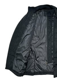 Giacca nera imbottita con una fodera interna liscia, dotata di un colletto alto, tasche con zip e un esterno resistente all'acqua.