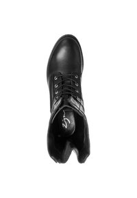 Botín de piel negra con cordones, punta redondeada, cuello acolchado, plantilla texturizada y detalle de logo en el interior. Acabado suave con acentos minimalistas.