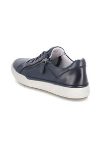 Baskets en cuir bleu foncé avec une semelle en caoutchouc blanche, équipées d'une fermeture éclair sur le côté et de lacets ronds. Texture lisse et design minimaliste.