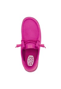 Zapato sin cordones de color rosa con parte superior de malla texturada, puntera redondeada, cordones ajustables y diseño ligero, con un logo en la plantilla.