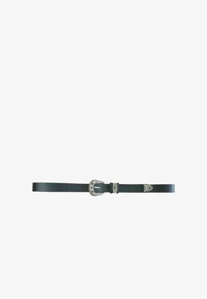 Ceinture en cuir noire avec boucle style western gravée en argent, passant et bout, posée à plat sur fond blanc.