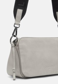 Hellgraue Leder-Umhängetasche mit glatter Textur, Reißverschluss und verstellbarem schwarzen Canvas-Gurt mit Logodetail.