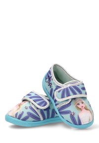 Zapatos infantiles con tela azul claro con patrones de hojas moradas, una ilustración de Elsa y detalles plateados en las correas ajustables.