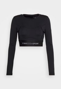 Černý dlouhý rukáv sportovní crop top s kulatým výstřihem, přiléhavými švy a logem "PINK SODA SPORT" na elastickém pásu pod prsy.