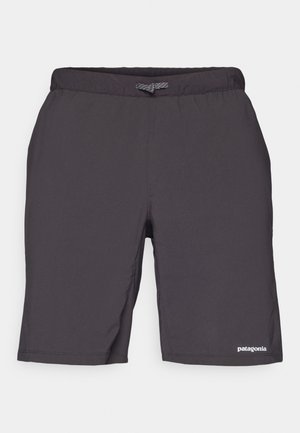 Čierne plavkové šortky vyrobené z ľahkého materiálu, s elastickým pásom, sťahovacou šnúrkou a malým bielym logom na dolnom ľavom rohu.