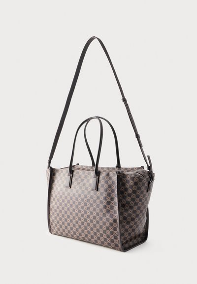 Καφέ τσαντάκι με ορθογώνιο σχήμα και σχέδιο, με δύο κοντές λαβές και έναν μακρύ, ρυθμιζόμενο ιμάντα ώμου σε λευκό φόντο.